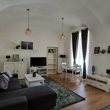 Lovely Center Apartment